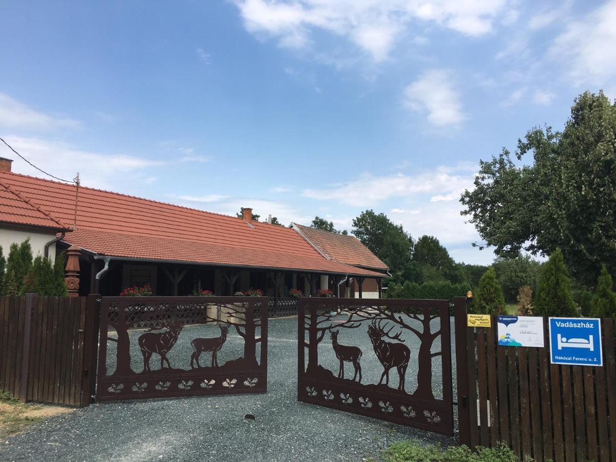 Vadászház Hotel Egyhazasradoc Esterno foto